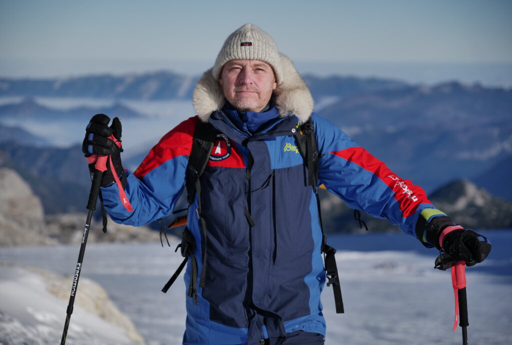 Petr Horký se hlásí ze své expedice z hory Vinson